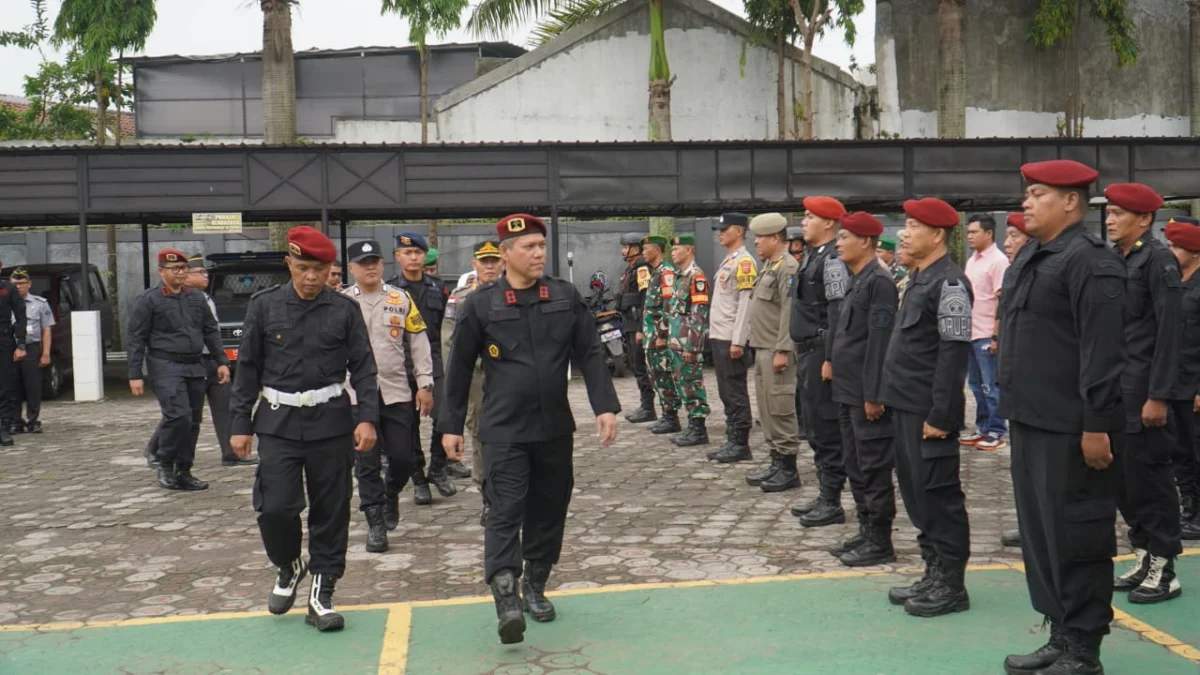 Rusdedy, Kalapas Garut saat mengecek petugas dalam apel siaga Nataru sebelum melakukan razia gabungan di dalam