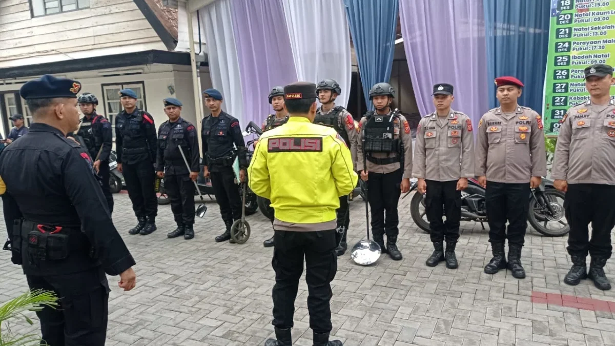 Polisi menyusuri gereja untuk mencari bahan peledak seperti bom dan lainnya (Ale/Radar Garut)