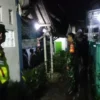 Densus 88 didampingi petugas dari Koramil dan Polsek Sukawening melakukan penggeledahan di rumah salah satu wa