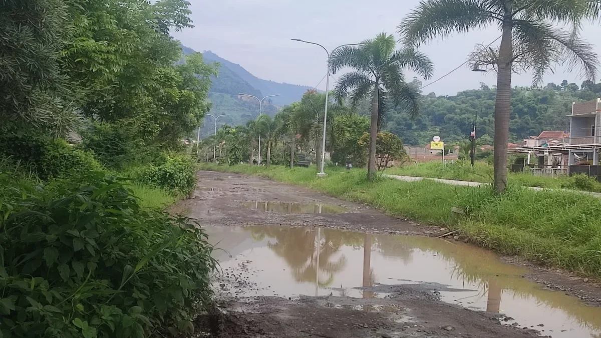 Jalan Prof. Anwar Musaddad sebagian belum dibangun (Rizka/Radar Garut)