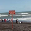 Cegah Laka Laut, Petugas Pasang Spanduk Zona Bahaya Berenang