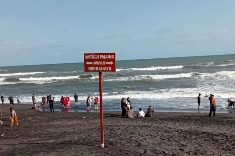 Cegah Laka Laut, Petugas Pasang Spanduk Zona Bahaya Berenang