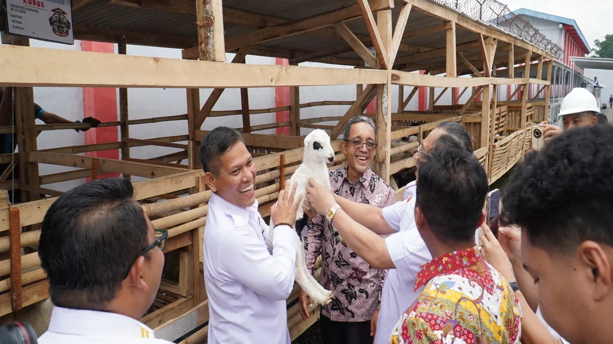 Kalapas Garut Rusdedy memegang anak domba yang baru dilahirkan dari hasil ternak Lapas Garut