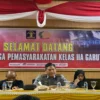 Kalapas Garut (dua dari kanan) bersama jajaran ketika melakukan refleksi akhir tahun 2024 di aula Lapas Garut