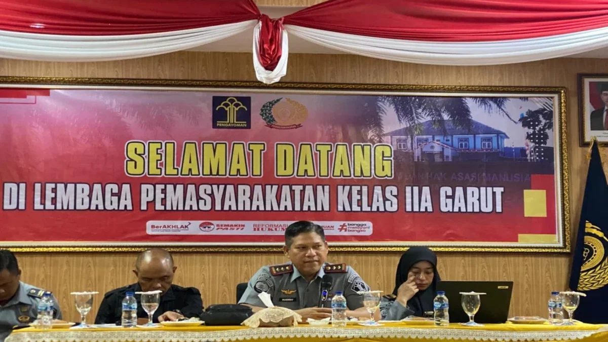 Kalapas Garut (dua dari kanan) bersama jajaran ketika melakukan refleksi akhir tahun 2024 di aula Lapas Garut