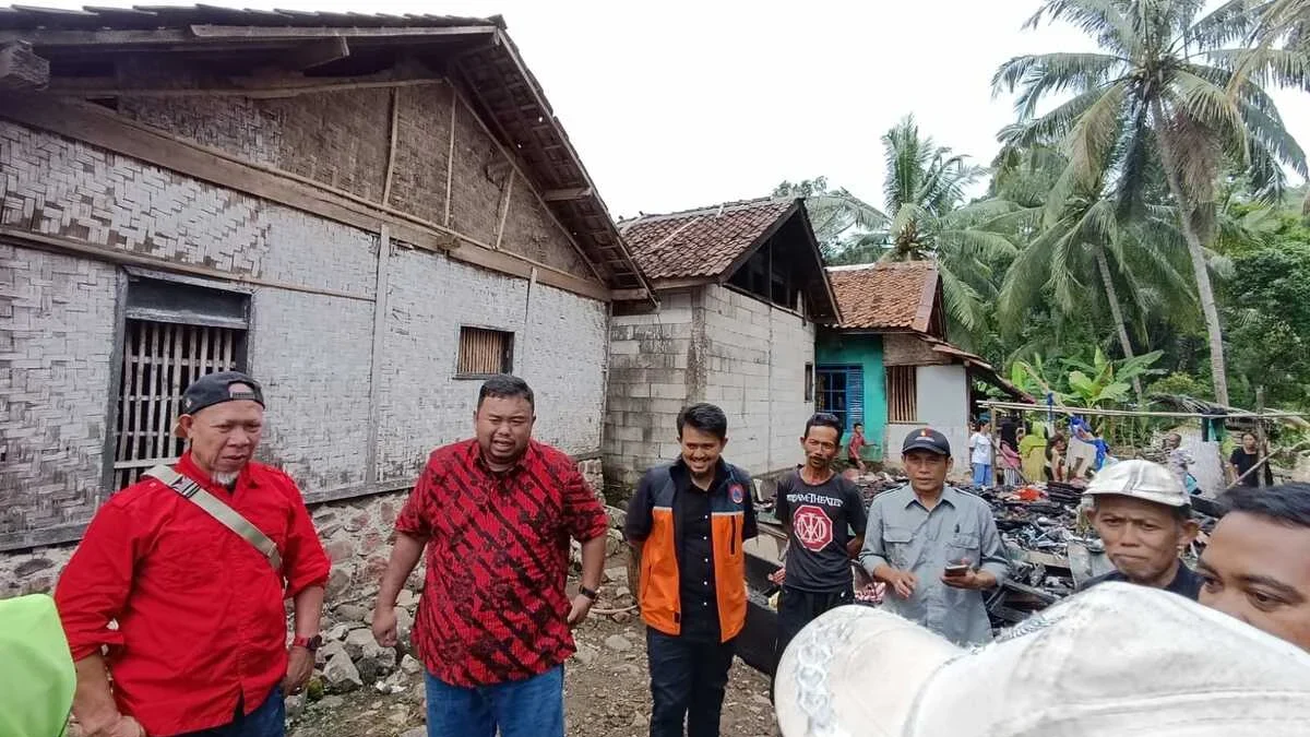 Yudha Puja Turnawan bersama Camat Cisompet , Babinsa, Polsek dan pengurus PAC PDIP mengunjungi korban kebakara