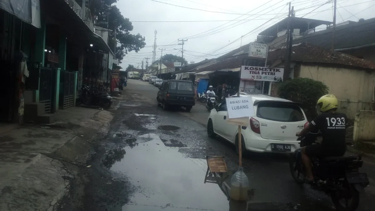 warga pasang plang pakai galon air