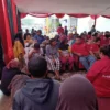 Ketua PDI Perjuangan DPC Garut Yudha Puja Turnawan duduk bersama pemulung di peringatan HUT PDI Perjuangan ke-