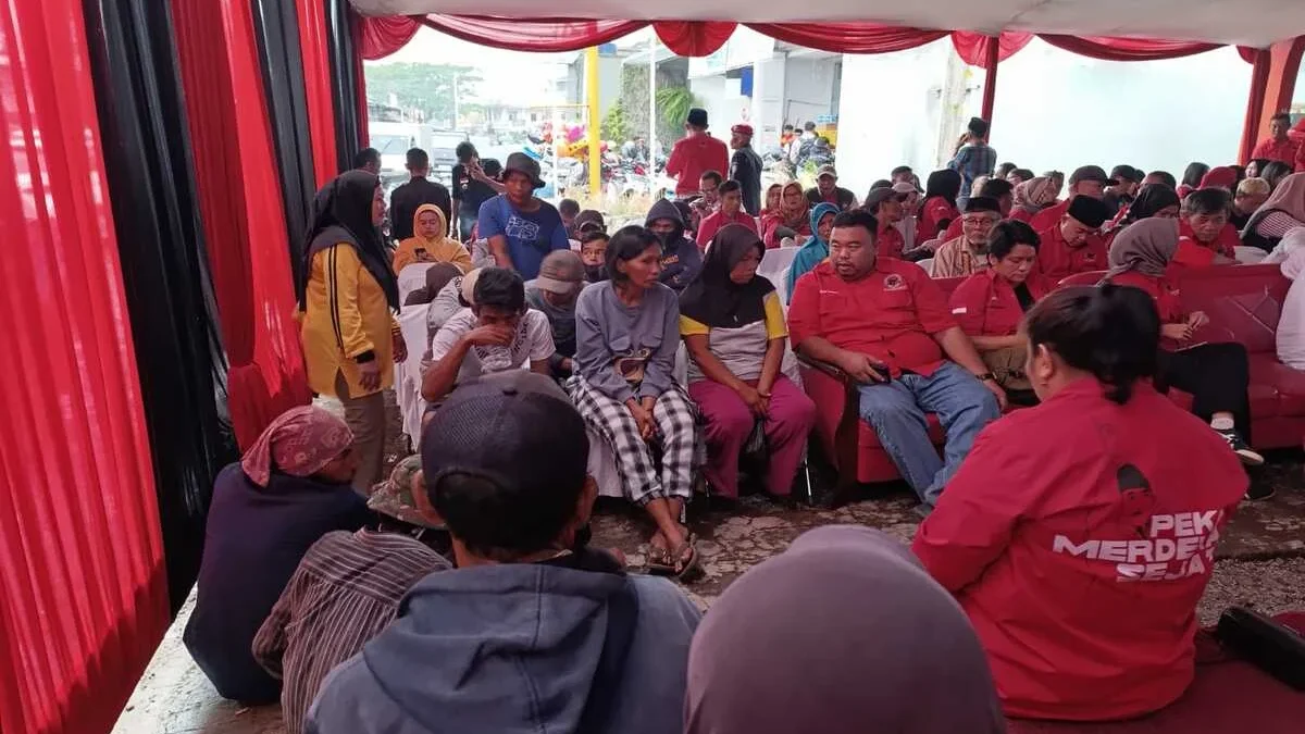 Ketua PDI Perjuangan DPC Garut Yudha Puja Turnawan duduk bersama pemulung di peringatan HUT PDI Perjuangan ke-