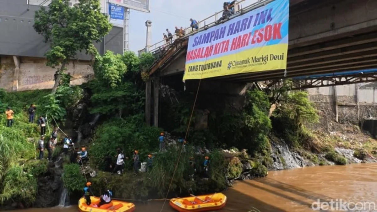 Kondisi Sampah-sampah Yang Berserakan di Sungai Cimanuk Garut di Bersihkan