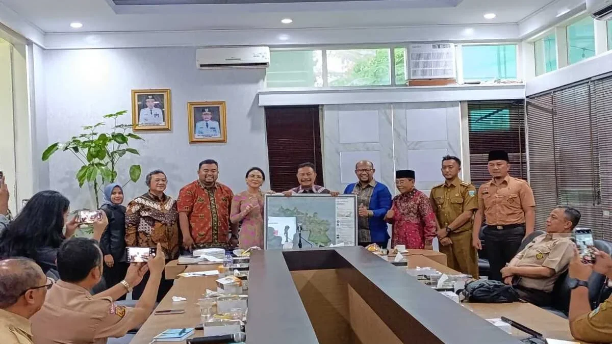 Rieke Diah Pitaloka menyerahkan peta desa data presisi kepada PJ BUpati Garut