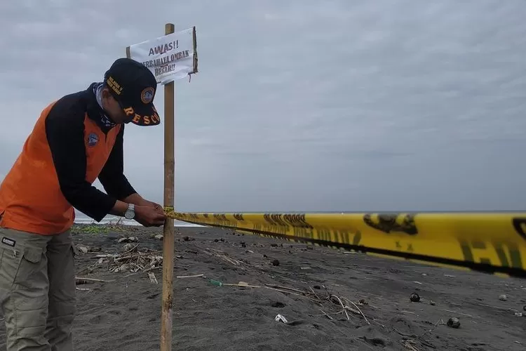 Polisi Perketat Patroli, Edukasi Wisatawan Akan Bahaya Gelombang di Pantai saat Liburan