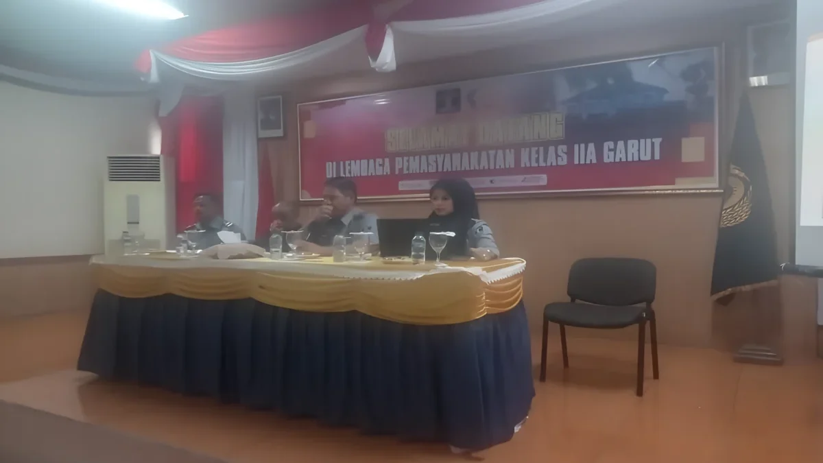 Kalapas Garut (dua dari kanan) bersama jajaran melaksanakan refleksi akhir tahun 2024 di Aula Lapas Garut (fer