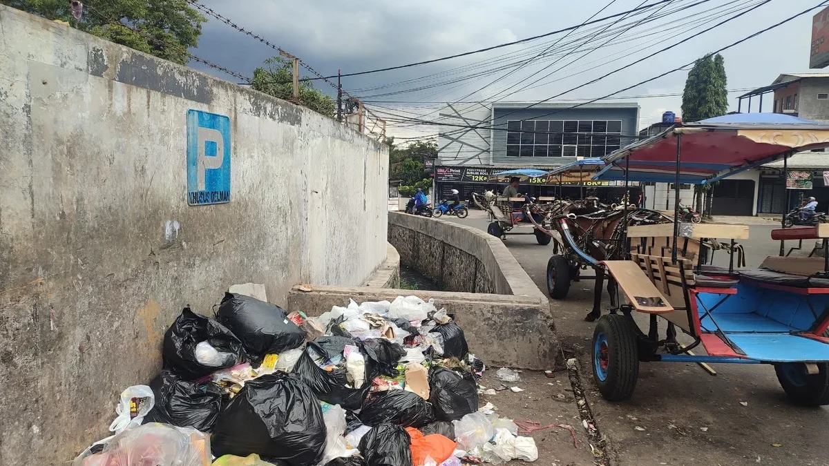 Tumpukan sampah dekat pangkalan delman Rancabango