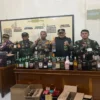 Satpol PP Garut berhasil amankan ratusan botol miras di malam pergantian tahun baru. (Istimewa)