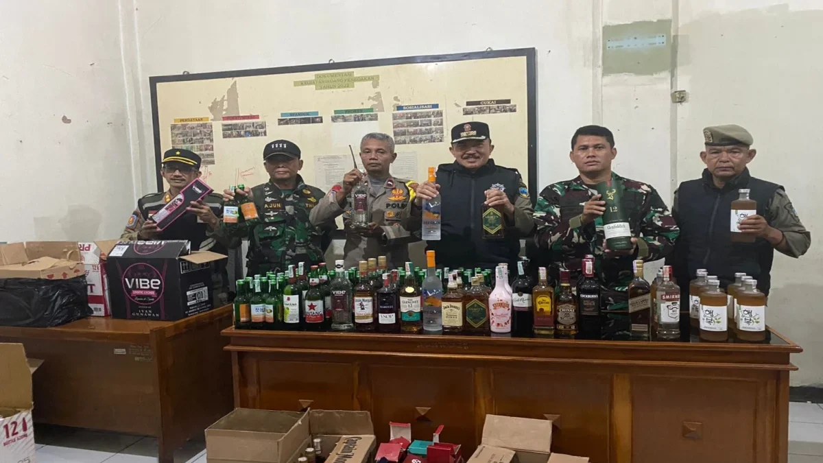 Satpol PP Garut berhasil amankan ratusan botol miras di malam pergantian tahun baru. (Istimewa)