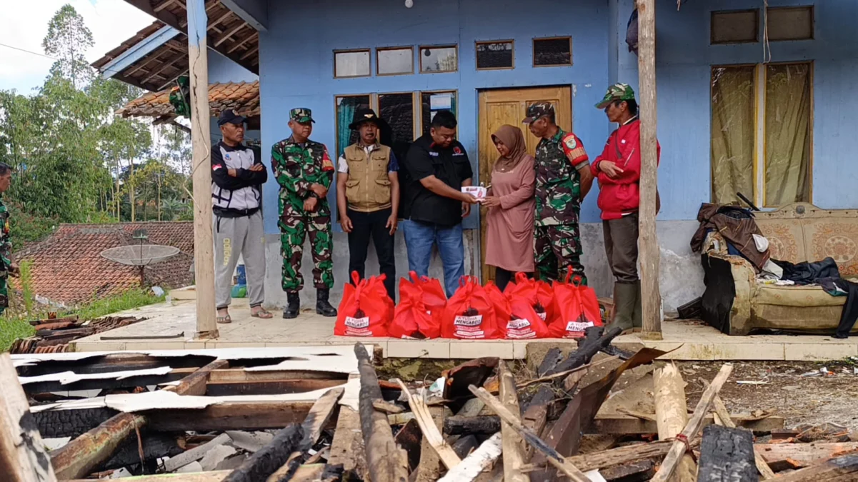 Yudha Puja Turnawan, Danramil Cisurupan dan Kades Sukatani mengunjungi janda duafa korban kebakaran