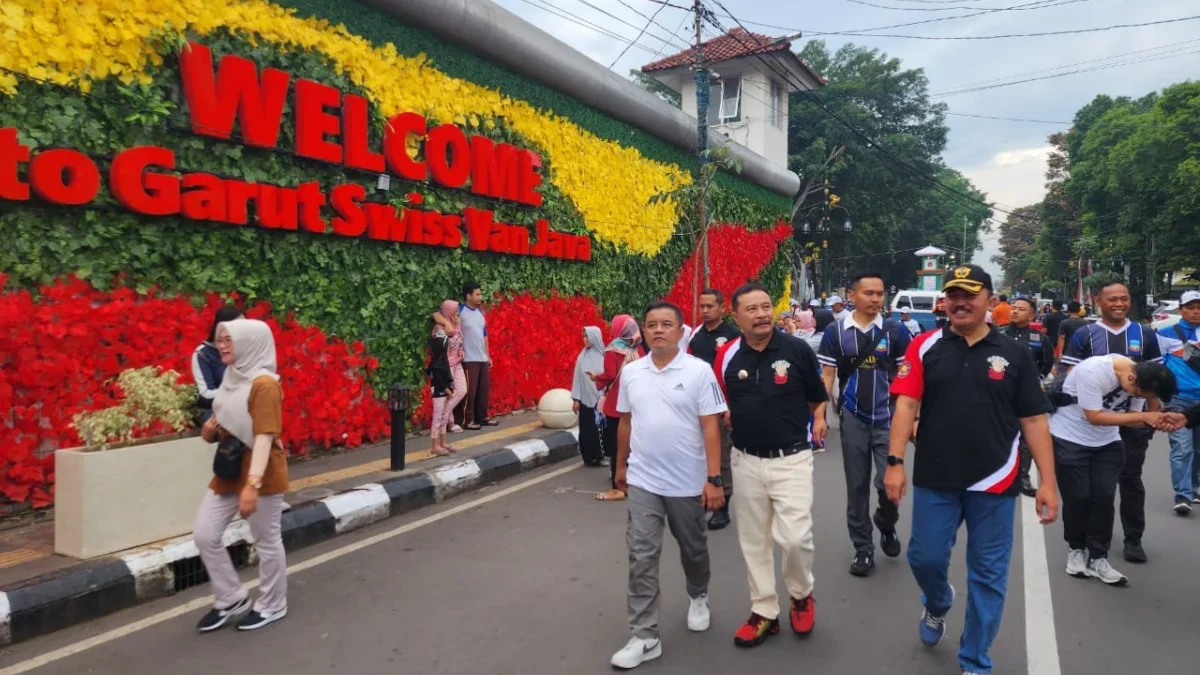 Pj Bupati Garut berjalan santai di jalan Ahmad Yani yang sudah ditata