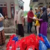 Yudha Puja Turnawan memberikan bantuan uang dan sembako untuk meringankan musibah korban longsor