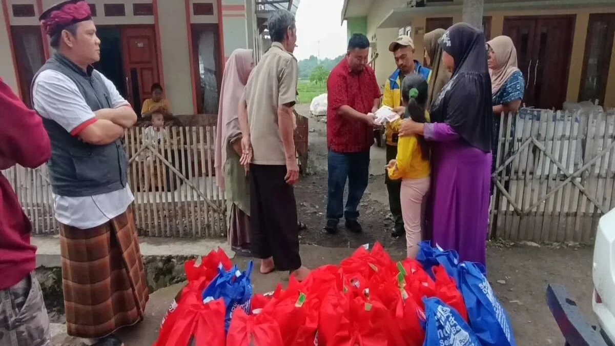 Yudha Puja Turnawan memberikan bantuan uang dan sembako untuk meringankan musibah korban longsor