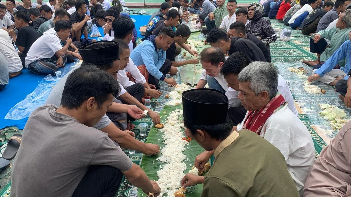 Warga binaan Lapas Garut menikmati makan bersama dalam acara Kuramasan