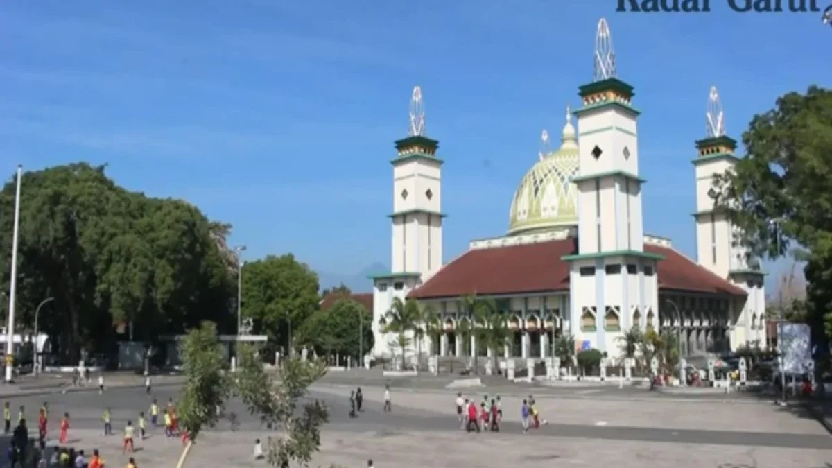 alun-alun Garut dan masjid agung, salah satu ikon Kabupaten Garut