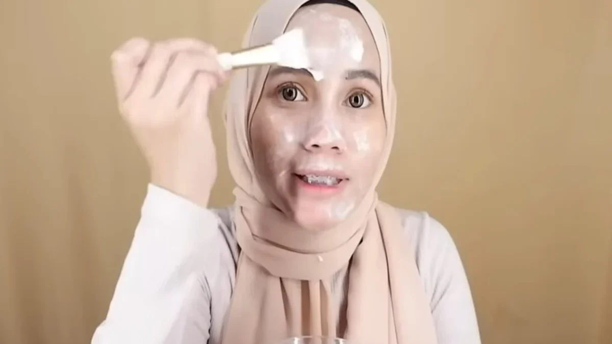 cara menggunakan masker wajah alami (youtube @ Marlia Bella Utami)