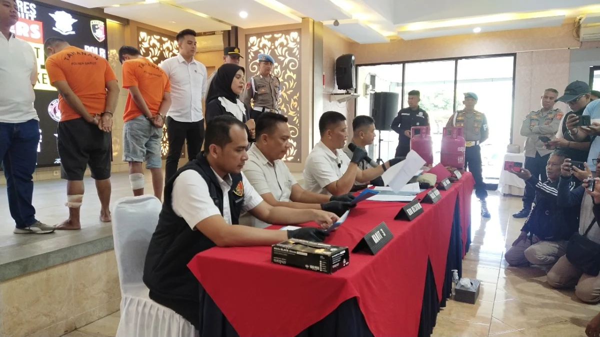 Polisi melakukan konferensi pers penangkapan perampok SPBE