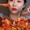 Berpuasa dan Nonton Mukbang: Apakah Menonton Membatalkan Puasa Kamu?