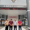 Kepala Lapas Garut bersama manajemen BPR Nusumma Jabar foto bersama di halaman depan Lapas Garut