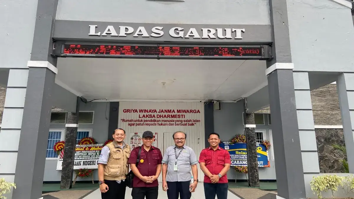 Kepala Lapas Garut bersama manajemen BPR Nusumma Jabar foto bersama di halaman depan Lapas Garut