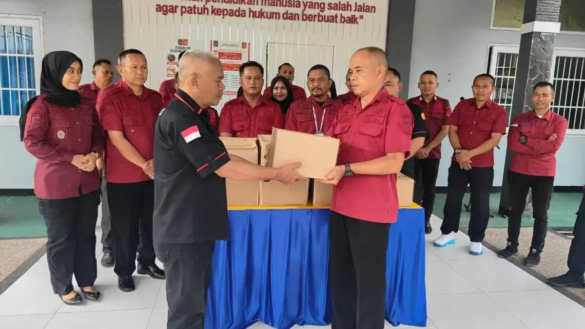 Kementerian Imigrasi dan Pemasyarakatan Republik Indonesia menyalurkan bansos kepada pegawai Lapas Garut