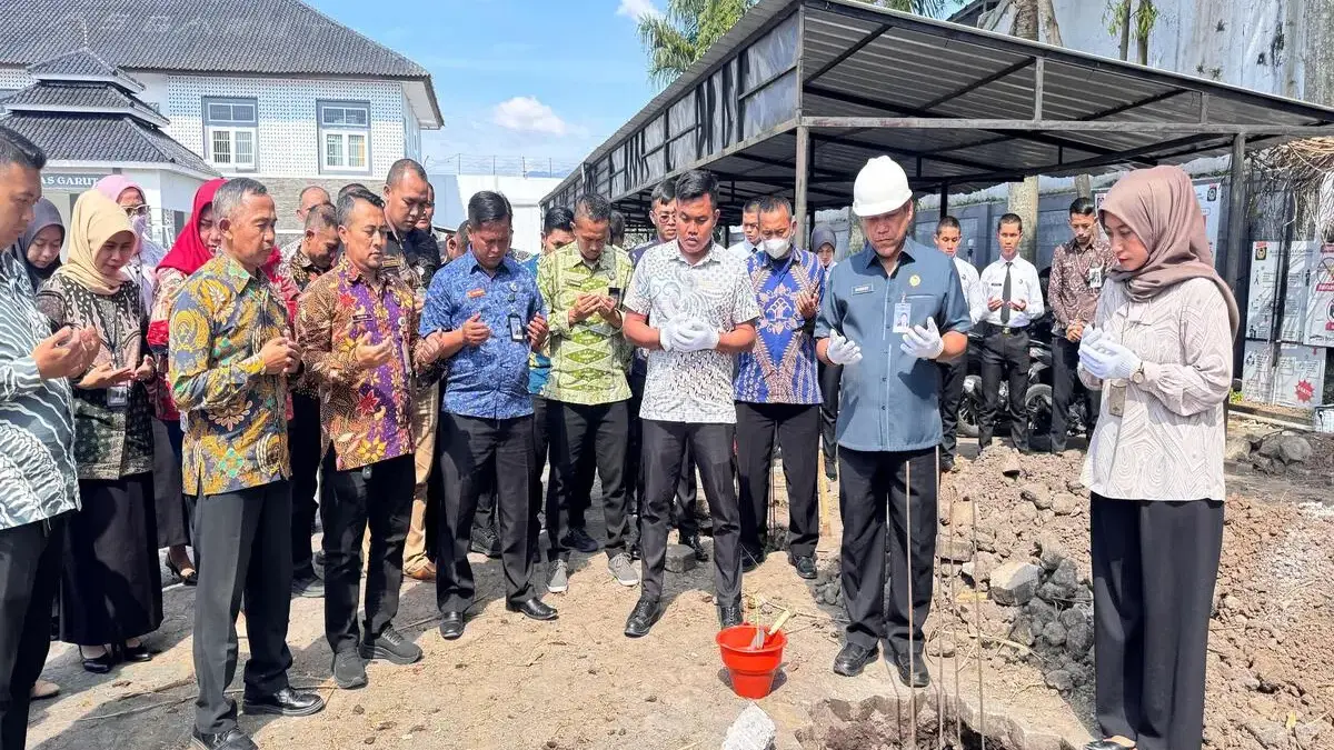 Kalapas Garut bersama jajaran doa bersama usai peletakan batu pertama pembangunan kantor pemasaran produk warg