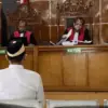 Terdakwa tindak pidana kekerasan seksual dihadirkan pada persidangan di Pengadilan Negeri Garut. (foto : rizki