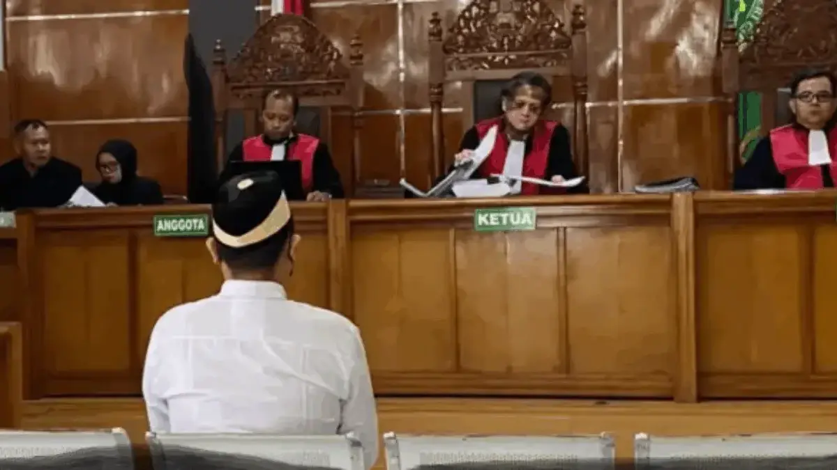 Terdakwa tindak pidana kekerasan seksual dihadirkan pada persidangan di Pengadilan Negeri Garut. (foto : rizki