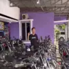 Motor RX King berjejer di toko milik pemuda bernama Yudha. (Channel youtube @Yudha RXKIng)