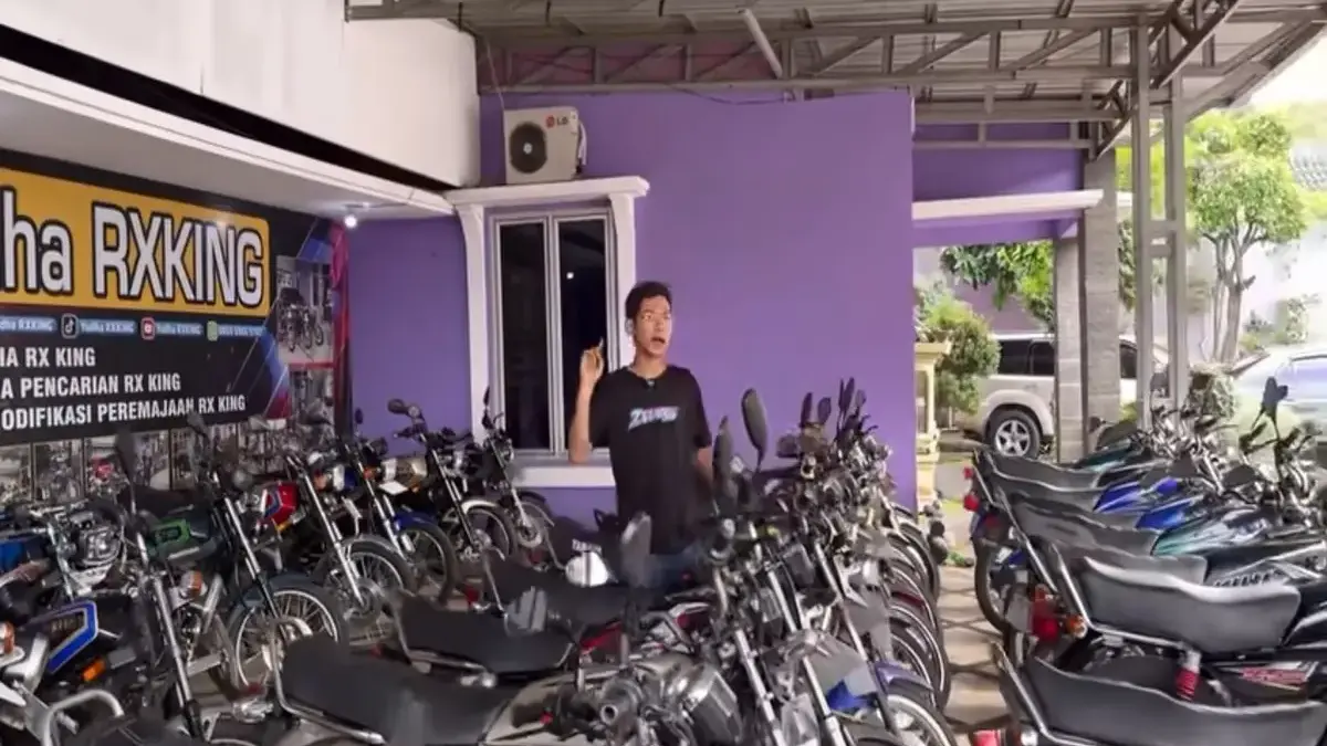 Motor RX King berjejer di toko milik pemuda bernama Yudha. (Channel youtube @Yudha RXKIng)