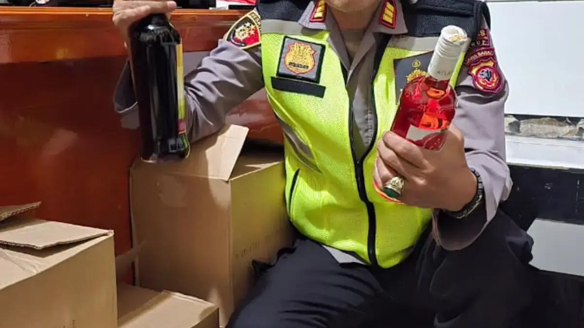 Polsek Cibatu Garut Sita 186 Botol Miras Saat Malam Takbiran, Upaya Jaga Kamtibmas Idul Fitri istimewa
