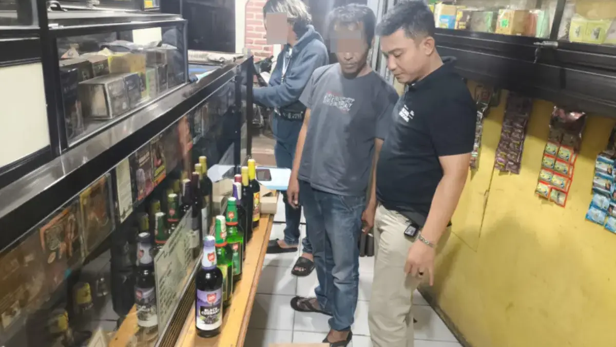 Polres Garut Gelar Cipkon di Tarogong Kaler, 30 Botol Miras Tanpa Izin Diamankan istimewa
