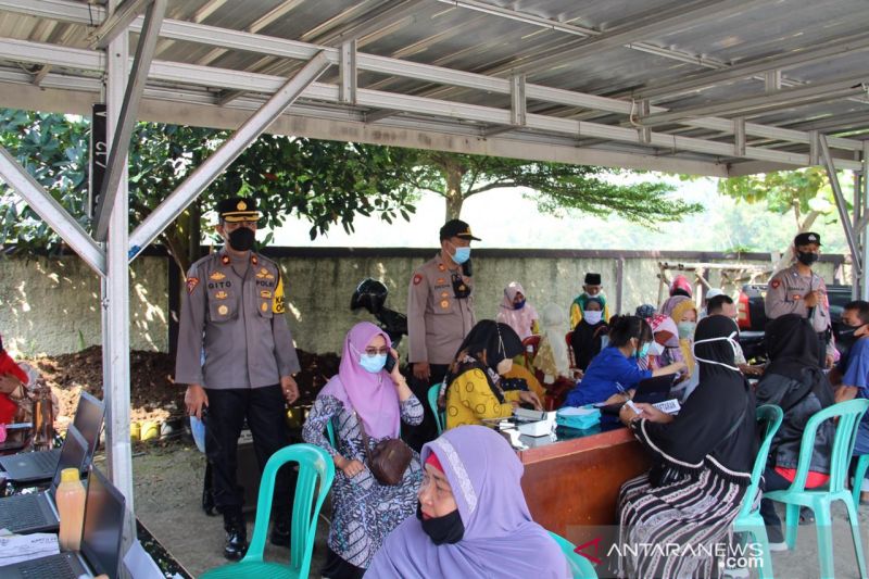 Jajaran Polres Sukabumi Kota bersama untuk Forkopimcam Gunungguruh saat meninjau lokasi pelaksanaan gebyar seribu vaksin untuk lansia di Mapolsek Gunungguruh