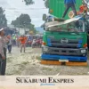 EVAKUASI: Petugas gabungan mengevakuasi pohon tumbang yang tertabrak truk kontainer di Jalan Raya Cianjur-Sukabumi di Kecamatan Sukalarang, kemarin.