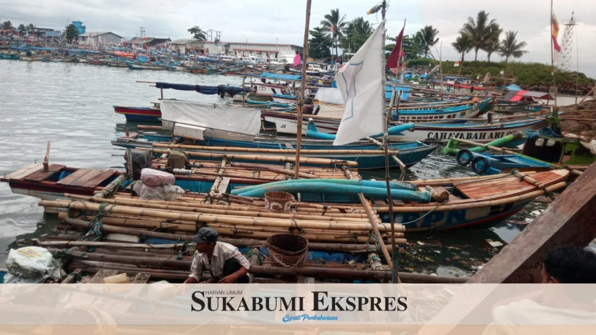 Nelayan di Pelabuhan Ratu lebih memilih memarkirkan perahunya ketimbang melaut karena kondisi cuaca buruk dan gelombang tinggi