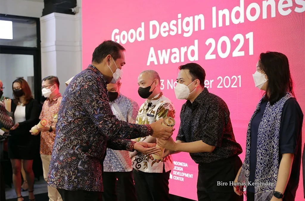 Menteri Perdagangan, Muhammad Lutfi menyerahkan Penghargaan Good Design Indonesia (GDI) 2021 yang berlangsung di Pos Bloc Jakarta, Selasa (23 Nov).