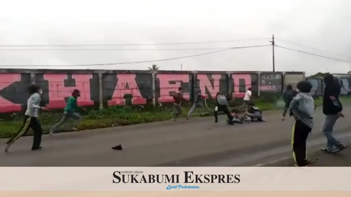 Tawuran antar pelajar kembali terjadi di Jalan Raya Bogor-Sukabumi yang mengakibatkan seorang pelajar tewas terkena sabetan senjata tajam (foto: Sreenshoot)