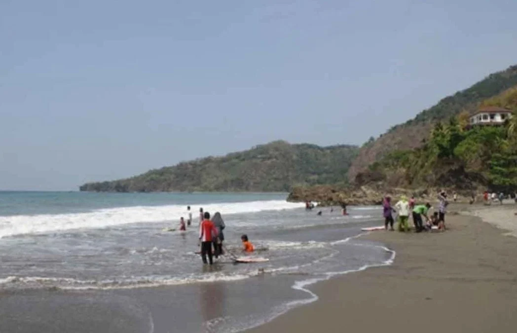 Wisata Pantai Pelabuhan Ratu di Cibanban memiliki panorama yang masih alami