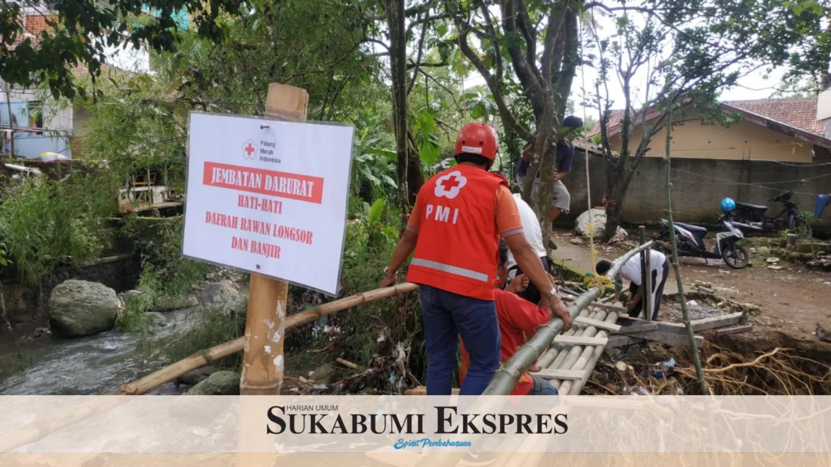 Relawan PMI Bangun Jembatan Darurat