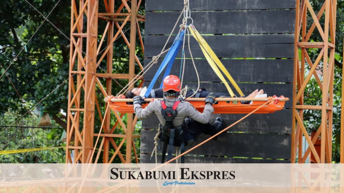 Simulasi Bencana, Polisi Panjat Tebing Korban Tanah Longsor