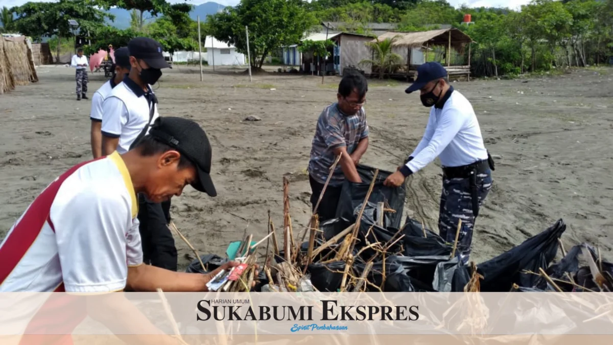 TNI AL dan Warga Gelar Aksi Bersih Sampah di Pesisir Pantai