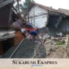 Truk Bermuatan Batu Split Terguling Timpa Rumah