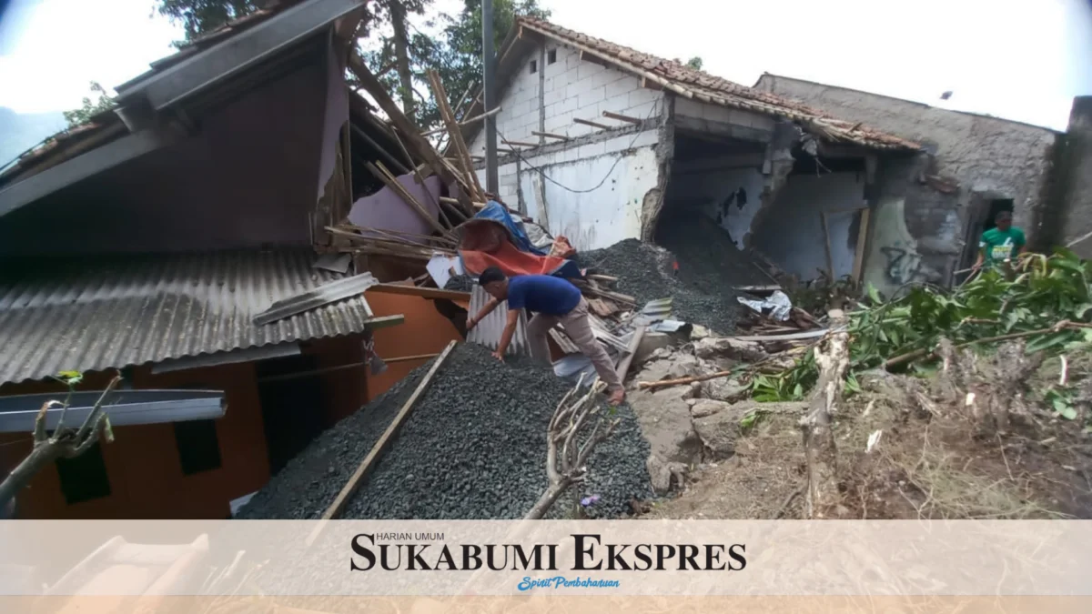 Truk Bermuatan Batu Split Terguling Timpa Rumah